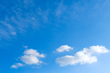 Fototapeta na wymiar 【写真素材】 青空　空　雲　飛行機雲　冬の空　背景　背景素材　1月　コピースペース