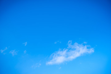 Obraz na płótnie Canvas 【写真素材】 青空　空　雲　飛行機雲　冬の空　背景　背景素材　1月　コピースペース