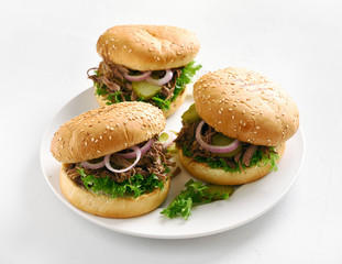 Pulled beef hamburgers with vegetables
