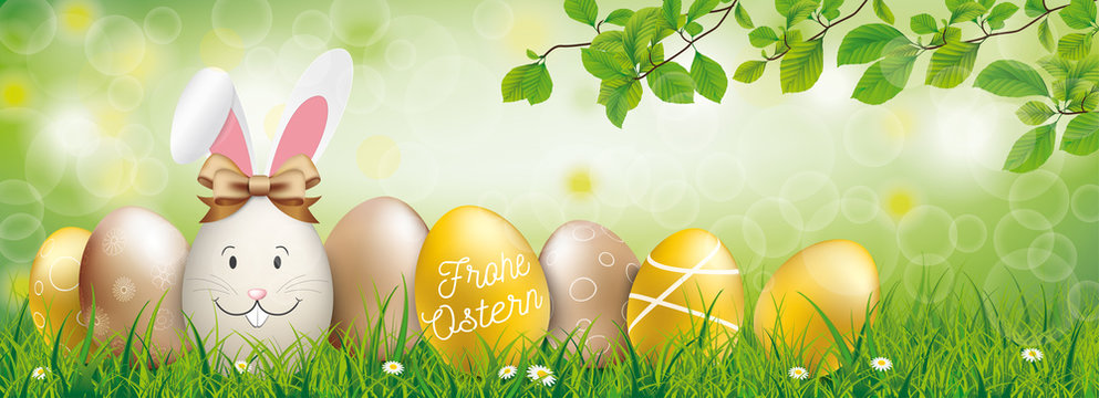 Osterhase mit goldenen Ostereiern im Park