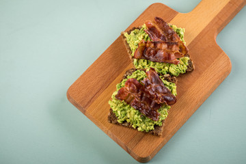 Avocado Bacon Brot mit Vollkorn Sonnenblumenkern zum Frühstück