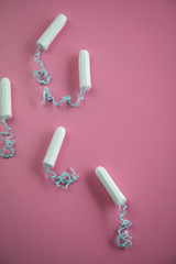 Tampons auf Rosa Hintergrund für weibliche Hygiene bei Menstruation Periode Zyklus