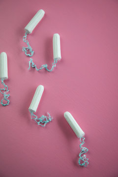 Tampons auf Rosa Hintergrund f&uuml;r weibliche Hygiene bei Menstruation Periode Zyklus