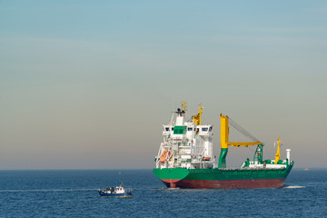 Der Mehrzweckfrachter Timbus der Reederei Braren kommt aus der Kieler Förde in die Ostsee