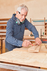 Schreiner beim Abmessen von Holz