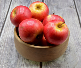 Fototapeta na wymiar apples in a bowl on wooden table