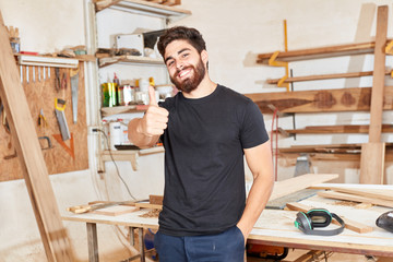 Start-Up Gründer hält den Daumen hoch
