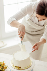 Obraz na płótnie Canvas how to get a smooth cake, close up photo
