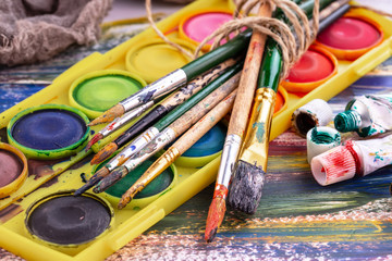 Obraz premium Paint brushes and paints for drawing.