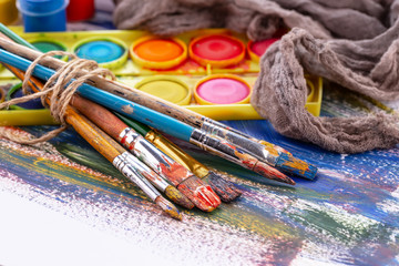 Obraz premium Paint brushes and paints for drawing.