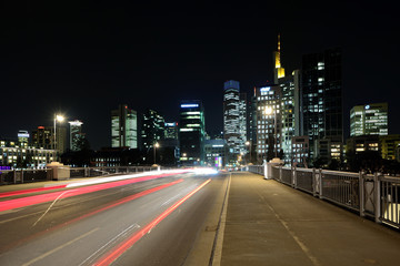 Fototapeta na wymiar Lichtspuren vom Verkehr vor Frankfurt Skyline