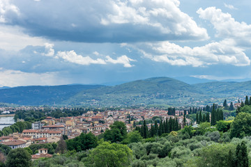 Obraz premium Italy,Florence, a view of a city with a mountain in the background