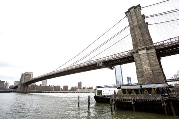Obraz premium The Brooklyn bridge with Manhattan in the background