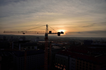 Baukran in der untergehenden Sonne