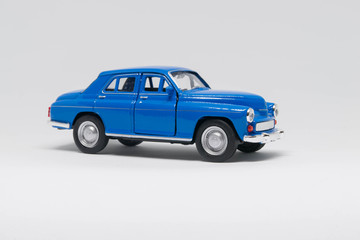Model samochodu Warszawa w kolorze niebieskim bokiem