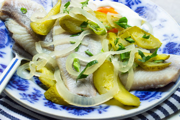 Matjesfilet mit Zwiebeln und Gurken