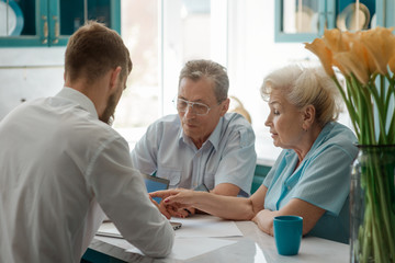 Obraz premium Retired couple signing a contract