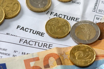 Factures françaises et argent liquide en euros