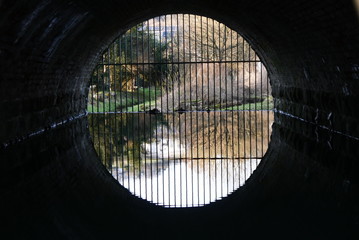 Tunnel Wasser Spiegelung