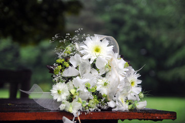 blumen deko hochzeit hände mit eheringen auf strauß