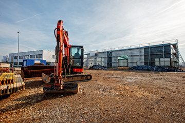 kleiner bagger auf baustelle