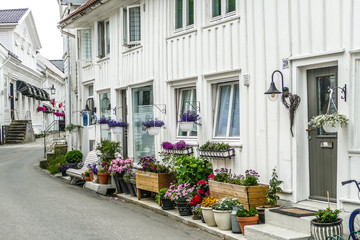 Fototapeta na wymiar Norwegen Küste Flekkefjord Holländer Stadt Holländerstadt weiße Häuser historisch
