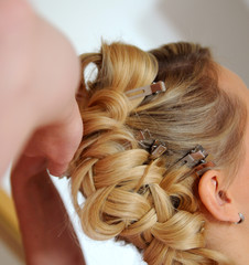 hochsteckfrisur beim styling der braut