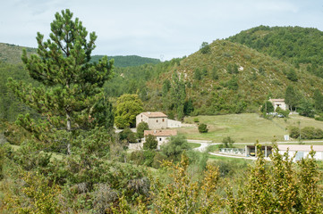 Stein Häuser in einer kargen einsamen Landschaft.