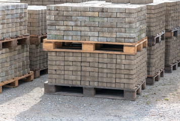Paletten mit Pflastersteinen