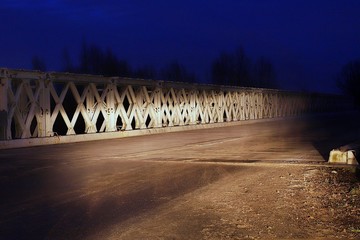 most na rzece