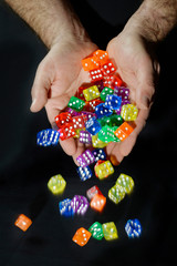 lanzamiento de dados en manos de hombre con fondo negro