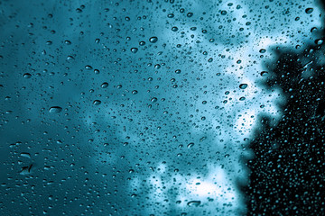 Gotas de agua de lluvia detrás del cristal