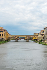 Obraz premium The Ponte Vecchio over the Arno River in Florence, Italy