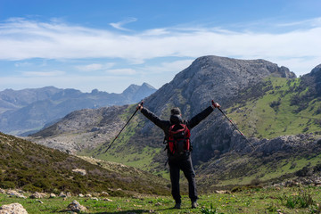senderista en la cima de la montaña