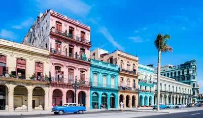 Fotobehang Havana De hoofdstraat in Havana &quot Calle Paseo de Marti&quot  met oude gerestaureerde huisfronten en oldtimers op straat - panorama - in Cuba