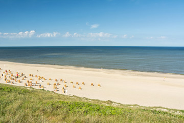 Fototapeta na wymiar Dünen, Strand, Meer und Strandkörbe auf Sylt