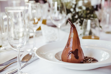 Pieczona gruszka w czekoladzie na stole