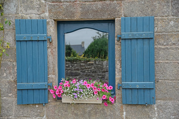 Fototapeta na wymiar Blumenfenster in Locronan, Bretagne