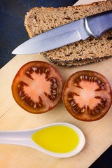 PERITIVO TIPICO ESPAÑOL CON TOMATE, ACEITE Y PAN RÚSTICO