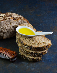 PAN RÚSTICO Y CON CEREALES CORTADO CON ACEITE DE OLIVA Y NAVAJA