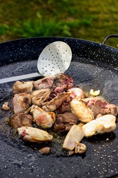 Preparando una Paella de carne en una sart&eacute;n