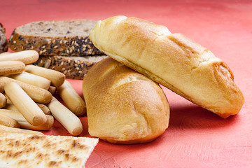 PAN DE LECHE JUNTO A COLINES Y CRAKERS
