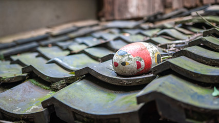 Lucky stone cats which were personally painted by local artist Shunji Sonoyama, now line the narrow streets on the slopes of Mt. Senkoji's Onomichi Cat Alley, or also known as "Neko no Hosomichi".