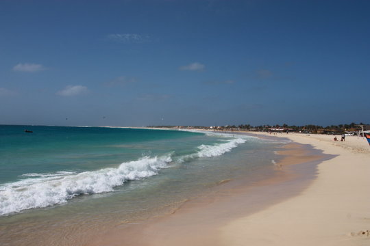 Traumhafter, wundersch&ouml;ner Strand mit t&uuml;rkisfarbenem Wasser