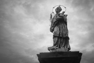 Estatua de San Juan Nepomuceno - Puente Carlos IV en Praga