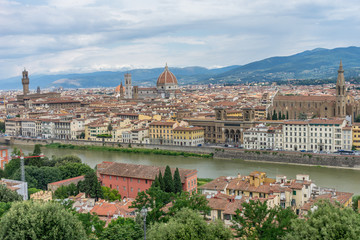 Obraz premium Panaromic view of Florence with Palazzo Vecchio, Ponte Vecchio and Duomo viewed from Piazzale Michelangelo (Michelangelo Square)