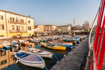 Fototapeta na wymiar Barche ormeggiate al molo di Bardolino, lago di Garda