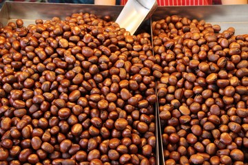 Roasted chestnuts is delicious at street food