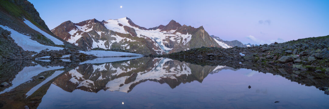 Kurz vor Sonnenaufgang ,der Wilden Freiger (3418m) mit Spiegelung im Bergsee