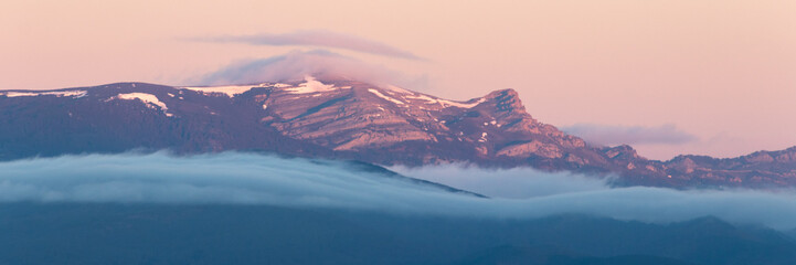 Fototapeta na wymiar Niebla y nubes en Gorbea